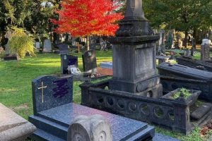 fleurs dans un vase dans un cimetiere