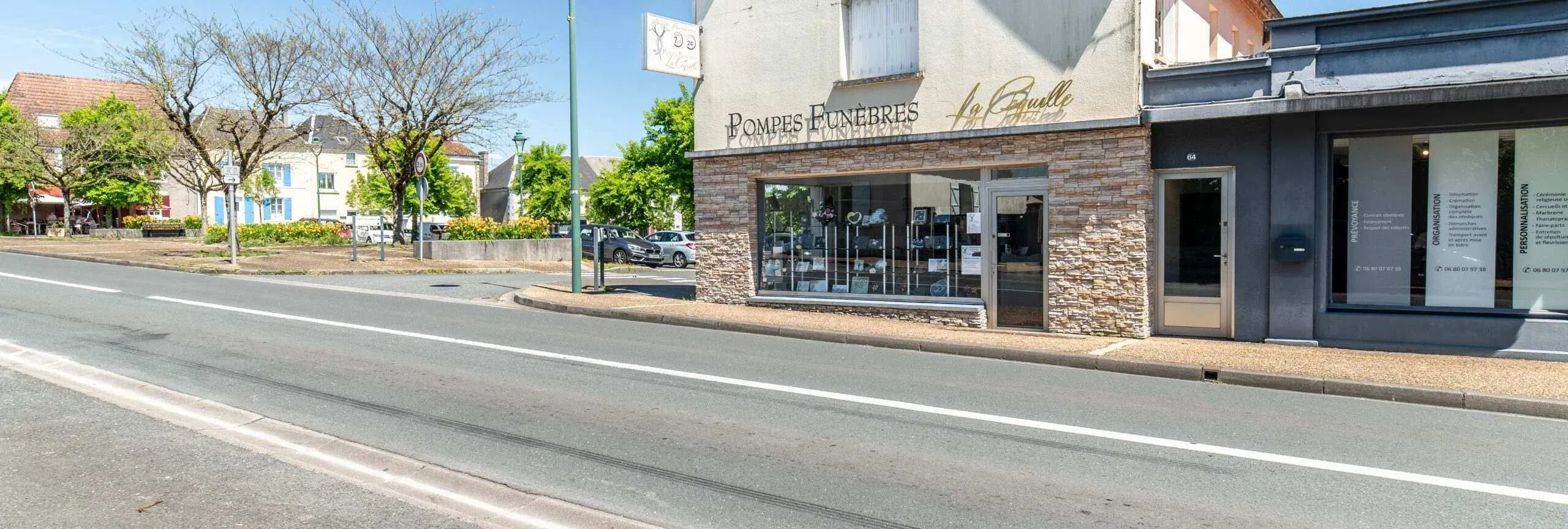 Façade de l'agence Pompes Funèbres La Coquille en bord de route.