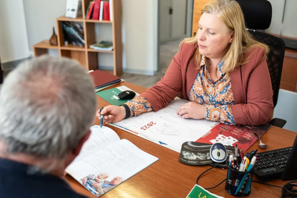 Conseillère funéraire en entretien avec un client dans son bureau.